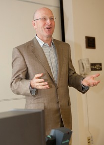 Steve Rader ’81 recounts for students the deal between Jerry Perenchio and Hallmark Cards for Univision Communications.